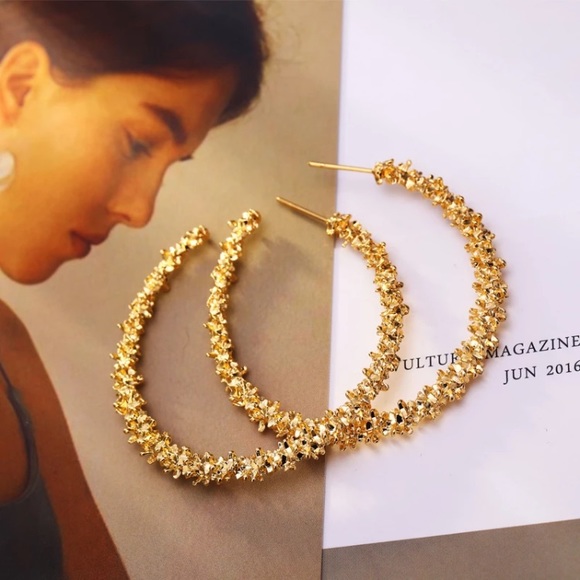 ⚜️[𝟯/$𝟮𝟴]⚜️Big Golden Hoop Fancy Earrings New - Picture 3 of 11